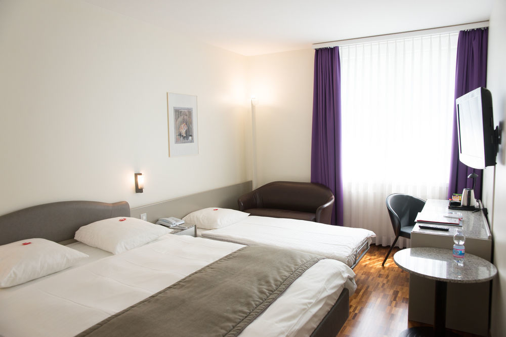 Hotel Fly Away Kloten Ngoại thất bức ảnh