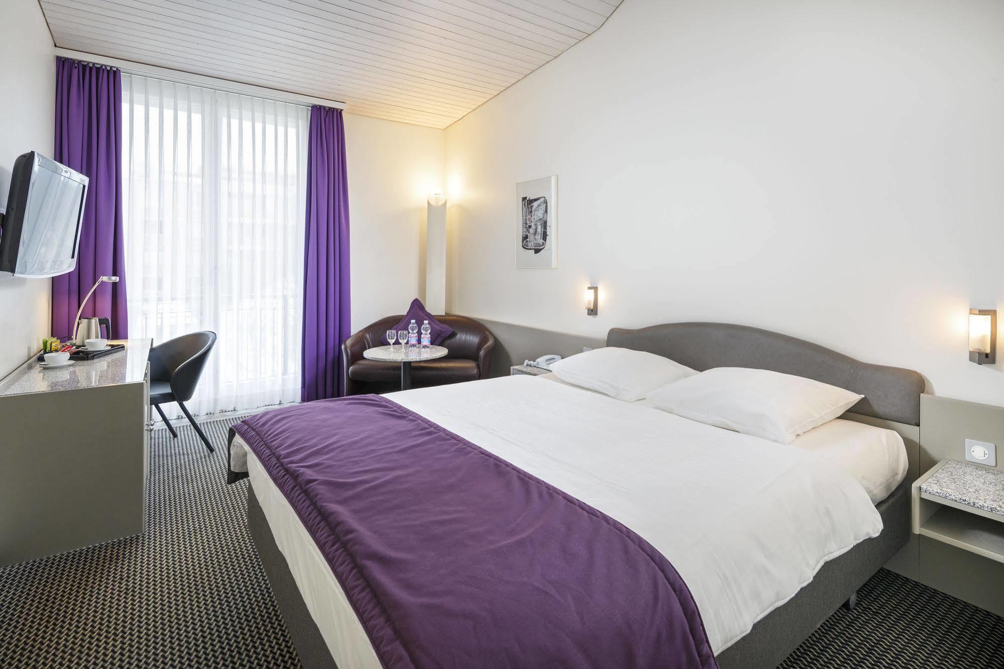 Hotel Fly Away Kloten Ngoại thất bức ảnh